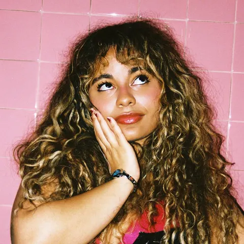 Bella Kay — Le Trianon